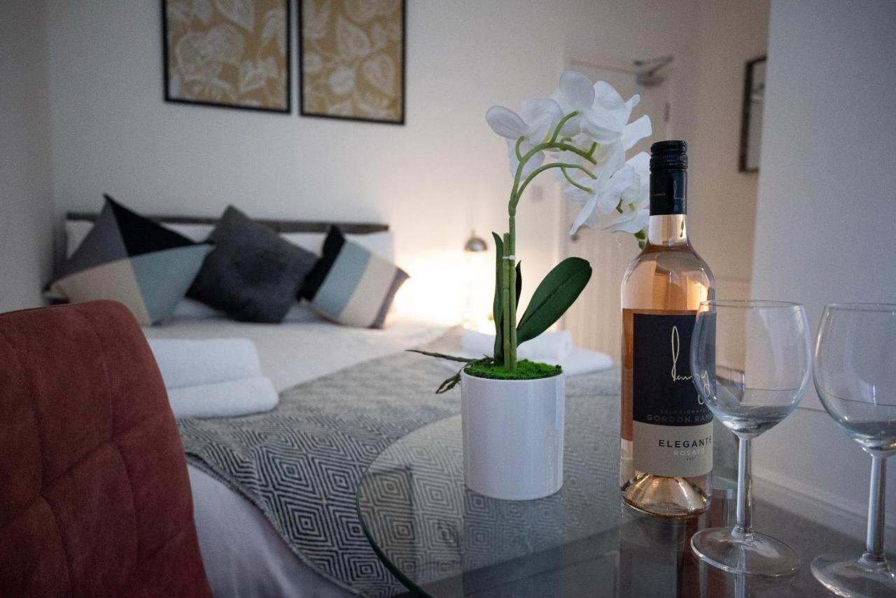 Elmo River Studios - 6 En-Suites In Wallasey - Easy Parking - Short And Long Stays Welcome Экстерьер фото
