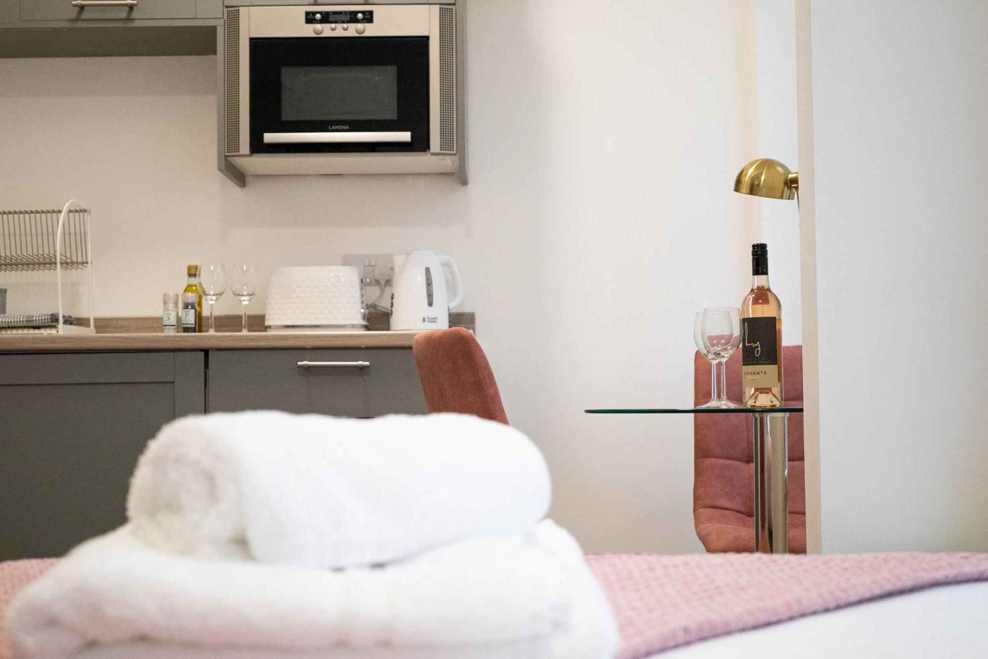 Elmo River Studios - 6 En-Suites In Wallasey - Easy Parking - Short And Long Stays Welcome Экстерьер фото