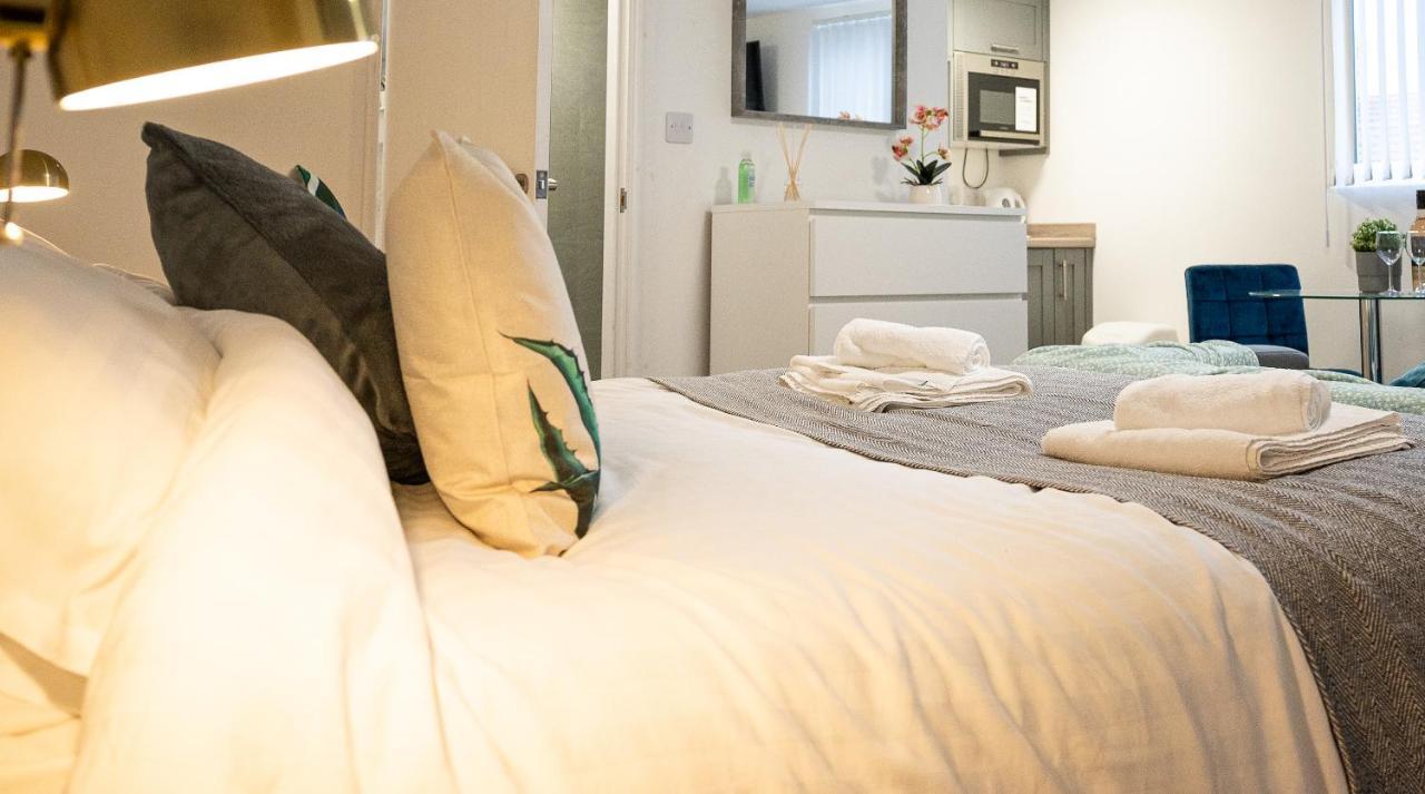 Elmo River Studios - 6 En-Suites In Wallasey - Easy Parking - Short And Long Stays Welcome Экстерьер фото